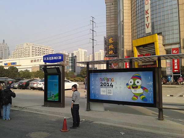 户外LCD广告机在智慧公交电子站台上起到什么作用？
