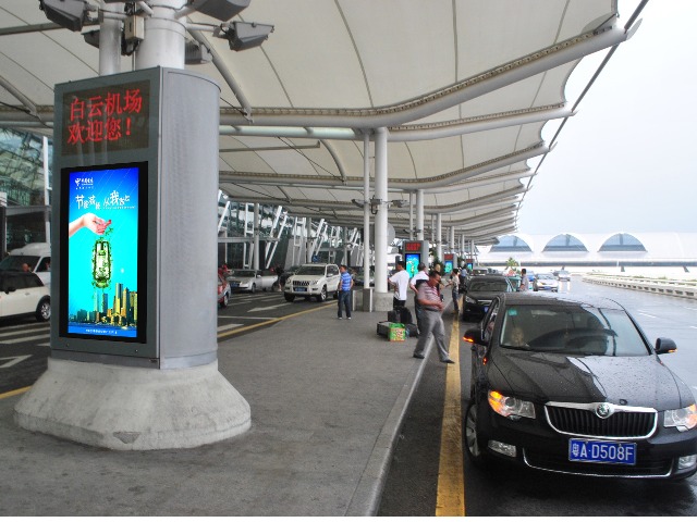 中国航发阳天电子户外LCD广告机案例广州市白云机场户外LCD广告机项目